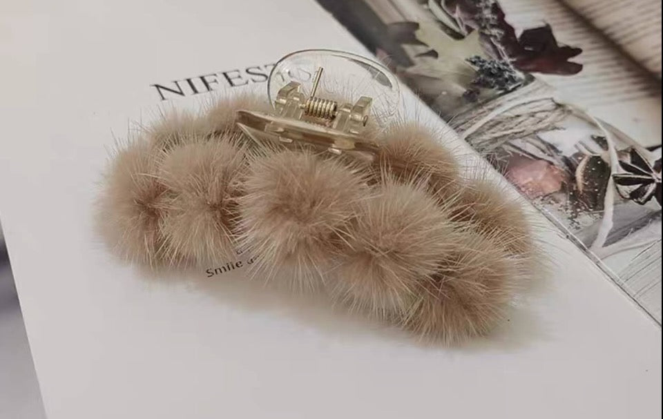 Medium size mink/rabbit fur claw clip